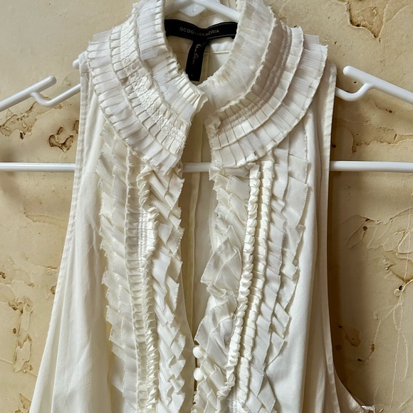 BCBGMaxAzria Tops - BCBGMaxAzria Cream Sleeveless Blouse Size S V-Neck Ruffles Pockets Racerback